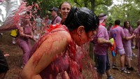 Berhubung acara perangnya menggunakan anggur merah, sekilas para traveler jadi tampak seperti zombie yang tengah berlumuran darah dari warna anggur (batalladelvino.com)