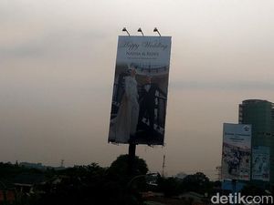 Bikin Heran, Ada Billboard Happy Wedding di Tanjung Barat