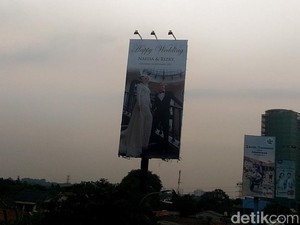 Bikin Heran, Ada Billboard Happy Wedding di Tanjung Barat