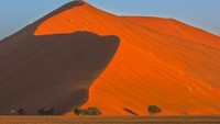 Apabila Grand Canyon dikenal akan bebatuannya, Taman Nasional Namib Naukluft dikenal akan keindahan gurun pasirnya. Panoramanya saat sunrise pun masuk yang terbaik ke 2 dunia (Thinkstock)