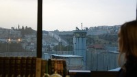 Namun, penginapan yang memiliki nama Walled Off Hotel itu terbilang unik dan beda dari yang lain. keunikannya terletak pada posisi hotel yang menghadap langsung ke tembok pemisah Israel setinggi lima meter di West Bank (walledoffhotel.com)