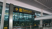 Di bagian keberangkatan, traveler dapat mencari tanda menuju shelter skytrain. Letaknya berada di lantai 1, untuk Terminal 3 Ultimate (Shinta Angriyana/detikTravel)
