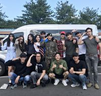 Yoona berfoto bersama Siwan di Kamp Militer