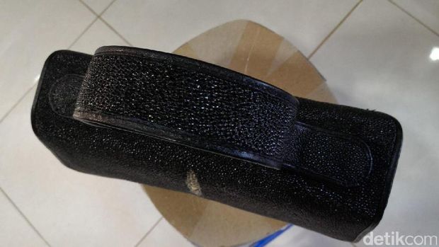 Handle tas juga terbuat dari kulit ikan pari. 