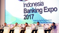 (Ki-ka) Ketua Umum Perhimpunan Bank Nasional (Perbanas) Kartika Wirjoatmodjo, Ketua OJK Wimboh Santoso, Gubernur Bank Indonesia Agus Martowardoyo, Ketua OJK Wimboh Santoso, Menkominfo Rudiantara, dan Presiden Direktur BCA Jahja Setiaadmaja hadir dalam pembukaan Indonesia Banking Expo (IBEX) 2017.