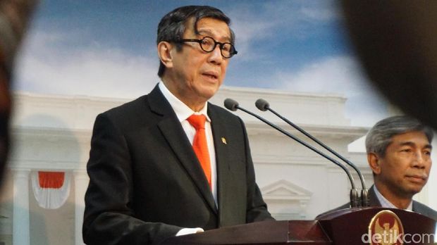 Menkum HAM Yasonna Laoly ikut mendampingi Presiden Jokowi dalam pertemuan itu.