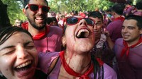Sebelum kemeriahan dimulai, prosesi akan dimulai oleh Walikota Haro yang menunggangi kuda menuju misa di Hermitage of San Felices de Bilibio pada hari perayaan. Usai misa, barulah Festival La Batalla del Vino yang terkenal meriah dimulai (AFP)