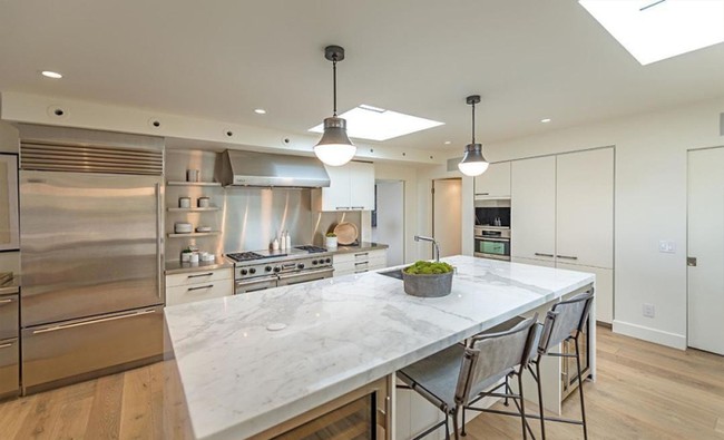 Sementara itu dapur ditata lebih minimalis, dengan kitchen set metal, meja marmer dan kursi bergaya kontemporer. Foto: Dok. Partners Trust