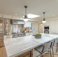 Sementara itu dapur ditata lebih minimalis, dengan kitchen set metal, meja marmer dan kursi bergaya kontemporer. Foto: Dok. Partners Trust