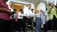Budi menceritakan pengalaman dari Jakarta Selatan dengan menggunakan taksi dan gojek. Namun, perjalanan dengan angkutan umum tidak sesuai rencana.