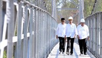 Presiden Jokowi didampingi Menteri PUPR Basuki Hadimuljono saat meresmikan Jembatan Gantung Mangunsuko dan Jembatan Gantung Krinjing. (dok. Kementerian PUPR)