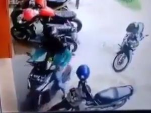 Sulitnya Emak-emak Maju Mundur Keluarkan Motor dari Parkiran
