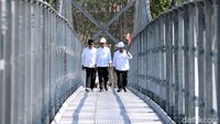 Jembatan Gantung Mangunsuko (120 meter) yang menghubungkan Desa Sumber dan Desa Mangunsuko dan Jembatan Gantung Krinjing (90 meter) yang menghubungkan Dusun Krinjing dengan Dusun Paten, dan Dusun Jombong serta Dusun Gandelan, di Magelang. (dok. Kementerian PUPR)