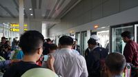 Antrian penumpang yang menunggu giliran menaiki skytrain