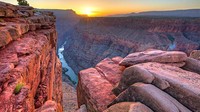 Sejak lama, Taman Nasional Grand Canyon di AS telah menawarkan panorama bebatuan dan sungai yang luar biasa indah. Namun, sunrise dan sunsetnya pun masuk peringkat nomor 7 dunia (Thinkstock)