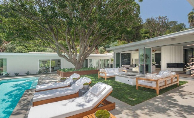 Halaman belakang super luas dilengkapi kurs-kursi santai, sofa dan kolam renang. Foto: Dok. Partners Trust