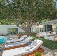 Halaman belakang super luas dilengkapi kurs-kursi santai, sofa dan kolam renang. Foto: Dok. Partners Trust