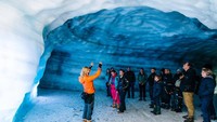 Ingin ke sini? Berkendaralah dari Reykjavik menuju ke Kota Husafell selama 1 jam 40 menit. Lalu dari Kota Husafell tinggal menuju base camp gua dengan menempuh perjalanan 20-30 menit. Namanya Into the Glacier (Into the Glacier/Facebook)