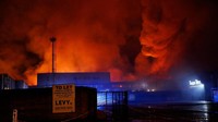 Kebakaran yang melanda gudang dan tempat penyimpanan ini berawal sejak Senin (18/9) malam, sekitar 20.20 waktu setempat. Foto: REUTERS/Eddie Keogh