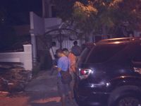 Suasana saat polisi melakukan penggerebekan