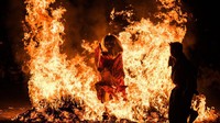 Selain harus melewati kobaran api, sang Tengu pun harus berjalan melewati kobaran api yang membara. Tidak kalah dengan atraksi debus . Festival ini pun diselenggarakan setiap bulan Juli (@katuka2/Twitter)