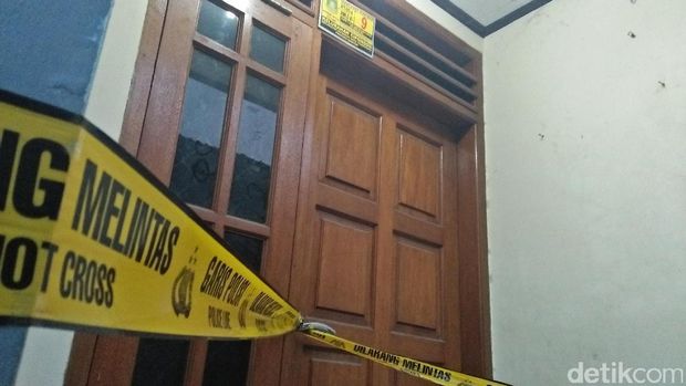 Kontrakan pelaku pembunuhan pedagang bakso di Tangerang dipasangi garis polisi.