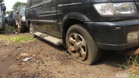 Meskipun STNK dan BPKB masih lengkap, tampaknya bagi Otolovers yang ingin membawa roda empat ini harus siapkan dana tambahan lagi. Karena, pajak mobil tersebut telah mati sejak 2009 lalu.