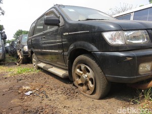 Melihat Mobil Seharga Rp 28 Juta yang Dilelang KPK