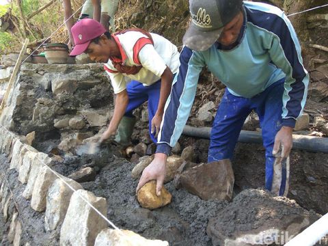 Pembangunan ulang saluran irigasi/