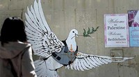 Menariknya, interior dan eksterior hotel berlantai tiga itu juga dihias oleh Banksy. Tepat di tembok pemisah seberang hotel, bahkan juga dijumpai karya Banksy berupa burung merpati dalam balutan pakaian anti peluru yang dadanya disorot tanda target tembak. Simpel tapi sarat dengan pesan kemanusiaan (AFP)