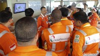 Sejumlah anggota delegasi Indonesias Oil & Gas Partnership Program 2017 mendapat penjelasan di Kapal Floating Storage Regasification Unit (FSRU) Jawa Barat.