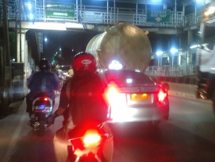 Truk Tersangkut di JPO Jembatan Gantung Jakbar, Lalin Padat