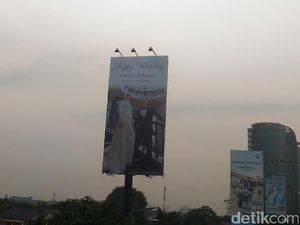 Ada Alasan Romantis di Balik Aksi Pasang Billboard Pernikahan di Tj. Barat
