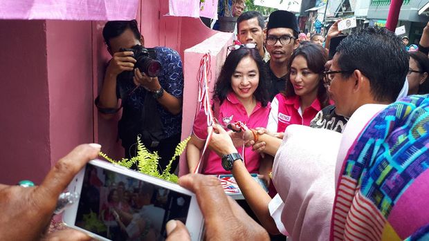 Warga sambut Sandiaga dengan memberikan hiburan berupa tarian lenggang betawi