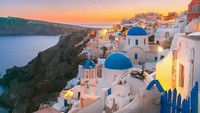 Kota Santorini menjadi salah satu destinasi wajib saat liburan ke Yunani. Hanya perlu diketahui, sunset dari Santorini adalah yang terbaik ke 4 di dunia (Thinkstock)