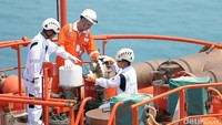 Pekerja memeriksa proses produksi pada Kapal Floating Storage & Regasification Unit (FSRU) Jawa Barat yang bersandar di perairan Teluk Jakarta, Jakarta, Selasa (19/9).