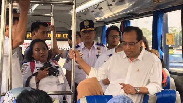 Selama perjalanan, bus TransJabodetabek Premium juga dikawal polisi demi kelancaran.