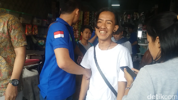 Yani ditangkap saat akan membeli Tramadol di sebuah toko kelontong di Tamansari, Jakbar