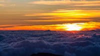 Memiliki banyak gunung api, Taman Nasional Haleakala di Hawaii menawarkan pesona alam liar yang indah. Namun salah satu yang paling berkesan adalah ketika melihat sunset terbaik nomor 3 dunia dari Haleakala (Hawaii Tourism Authority)
