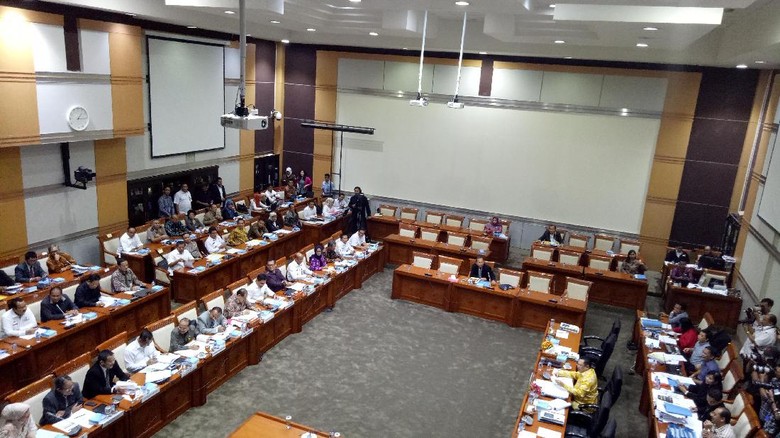 Komisi III: Anggaran Polri 2018 Turun Jadi Minta Tambahan Rp 35 T Komisi III: Anggaran Polri 2018 Turun Jadi Minta Tambahan Rp 35 T
