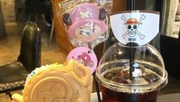 Nah, ini dia penampakan kafe One Piece. Kalau datang ke sini akan disambut oleh Monkey D. Luffy, Roronoa Zoro hingga Sanji. Foto: Koreaboo