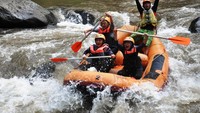 Joey disorot juga sebuah sungai dengan pepohonan di sisi kiri dan kanannya. Walau tidak disebut dengan jelas, itu adalah Sungai Ayung yang melintasi Ubud (Rina Rahma/dTraveler)