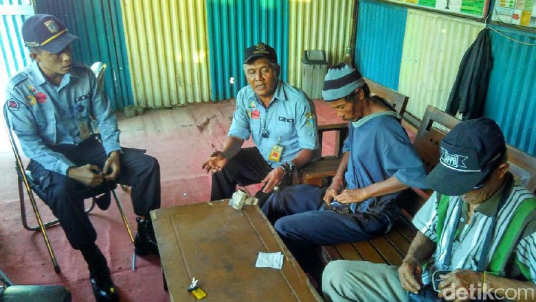 Berpura-pura Buta, 2 Pengemis Diamankan Dinsos Jaktim Berpura-pura Buta, 2 Pengemis Diamankan Dinsos Jaktim