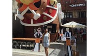 Nah, lucu juga berfoto dibagian depan kafenya! Foto: Koreaboo