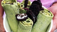 Penyuka matcha pasti puas menyantap rolled ice cream dengan rasa teh hijau yang pekat. Apalagi ditambah Oreo dan cokelat, makin enak. Foto: Istimewa