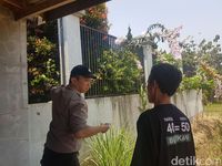 Pelaku masuk ke dalam rumah dengan cara merusak pagar.