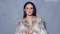 Mulan Jameela yang tengah mengandung anak kedua dari pernikahannya dengan Ahmad Dhani juga memamerkan perut buncitnya. Dok. Instgaram/riomotret