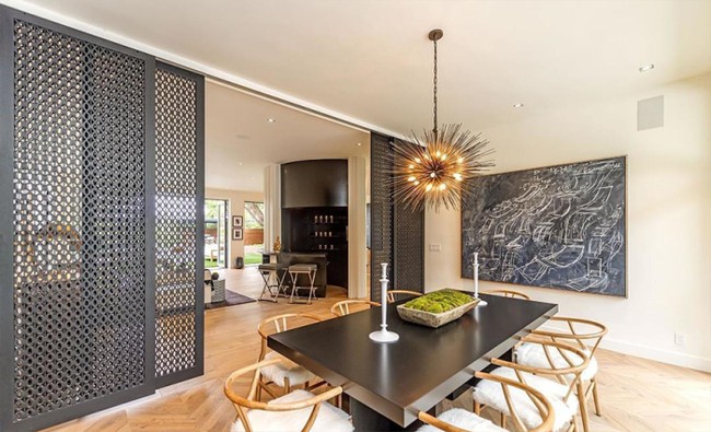 Ruang makan tak kalah mewah. Tata lampu chandelier berdesain unik dipercantik lukisan abstrak dan pintu geser bertekstur geometris. Foto: Dok. Partners Trust