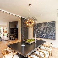 Ruang makan tak kalah mewah. Tata lampu chandelier berdesain unik dipercantik lukisan abstrak dan pintu geser bertekstur geometris. Foto: Dok. Partners Trust