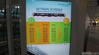Begitu pun jadwal keberangkatan Skytrain yang terpampang di berbagai sudut ruang tunggu shelter (Shinta Angriyana/detikTravel)